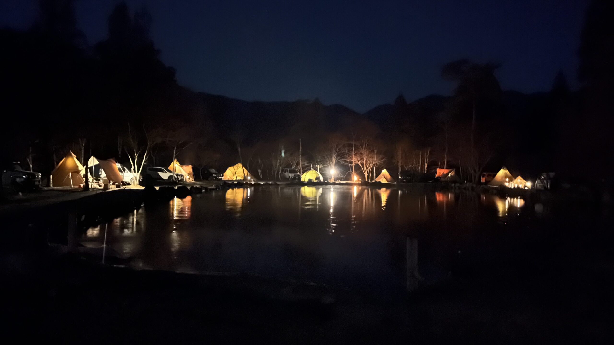 道志の森キャンプ場のプール前夜景