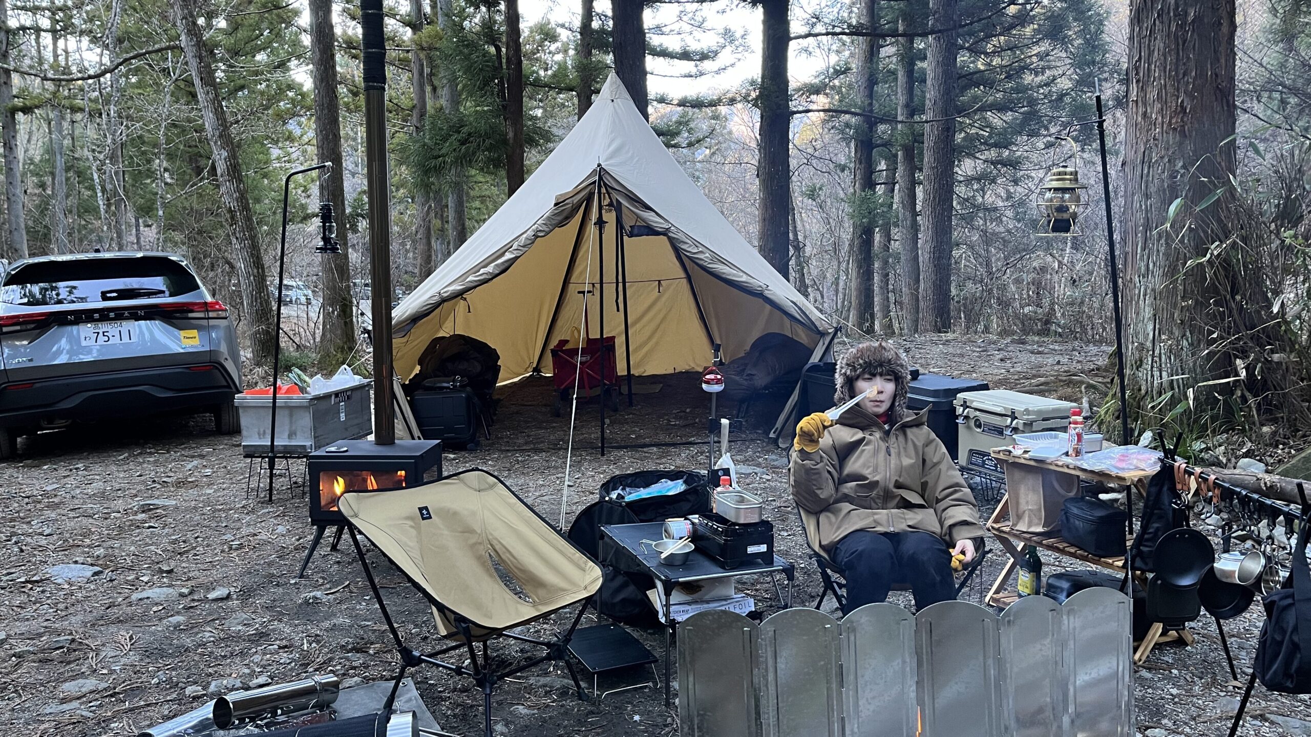 道志の森の年越し冬キャンプで設営されたテントとキャンプギア